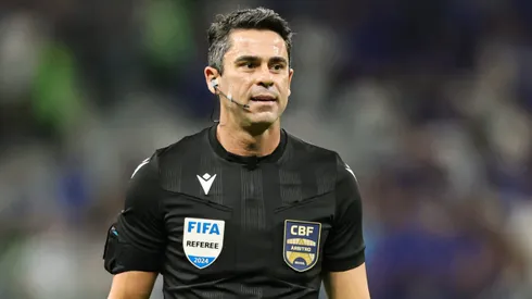 O arbitro Flavio Rodrigues de Souza durante partida entre Cruzeiro e Bahia no estadio Mineirao pelo campeonato Brasileiro A 2024. Foto: Gilson Lobo/AGIF