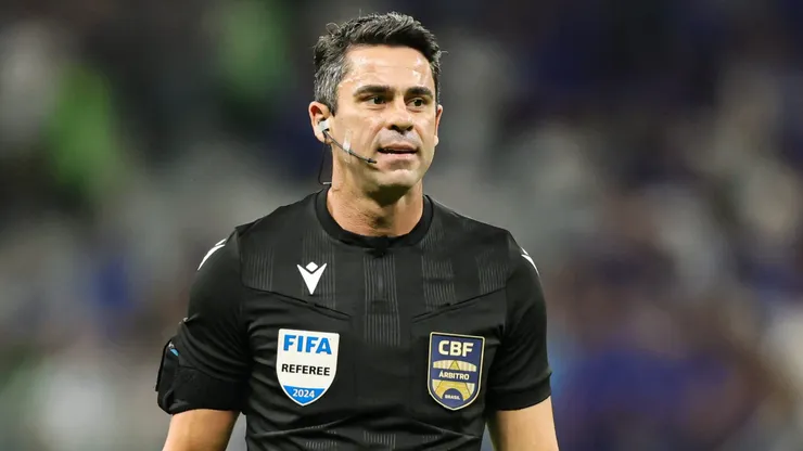 O arbitro Flavio Rodrigues de Souza durante partida entre Cruzeiro e Bahia no estadio Mineirao pelo campeonato Brasileiro A 2024. Foto: Gilson Lobo/AGIF