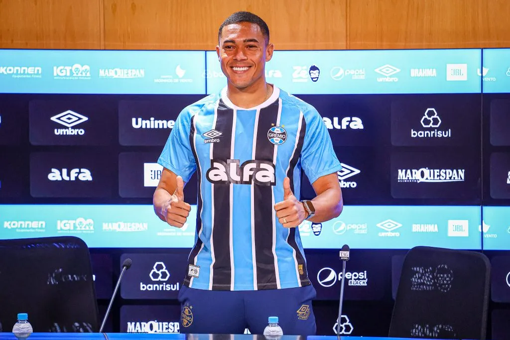 Carlos Vinícius é apresentado no Grêmio (Imagem: ANGELO PIERETTI/GRÊMIO FBPA)