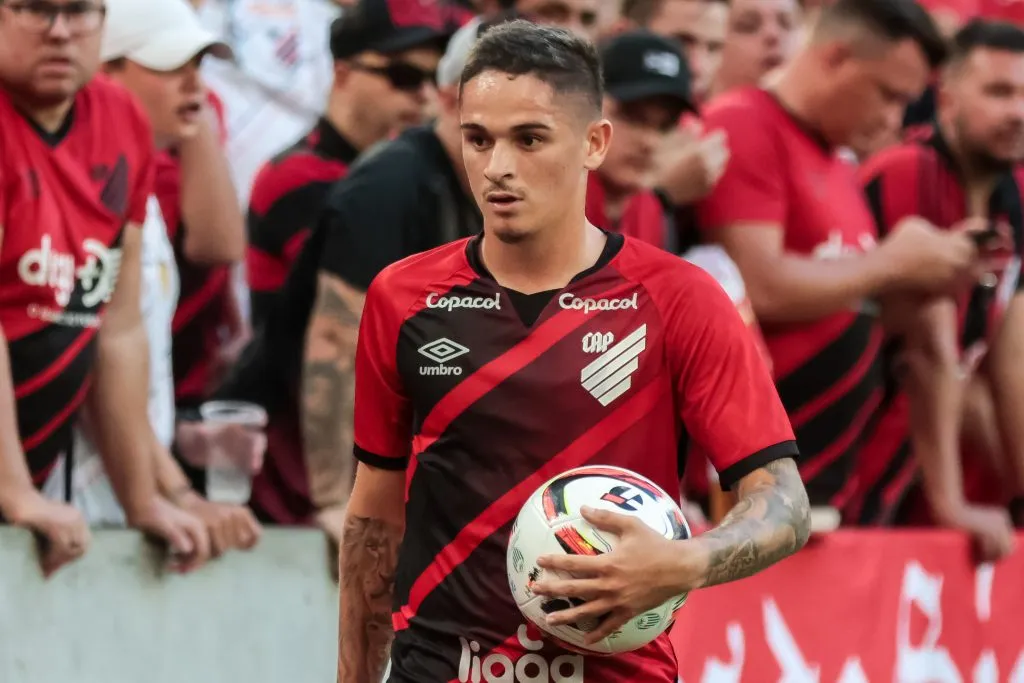 PR – Curitiba – 05/02/2023 – PARANAENSE 2023, ATHLETICO PR X CORITIBA – Khellven jogador do Athletico-PR durante partida contra o Coritiba no estadio Arena da Baixada pelo campeonato Paranaense 2023. Foto: Robson Mafra/AGIF