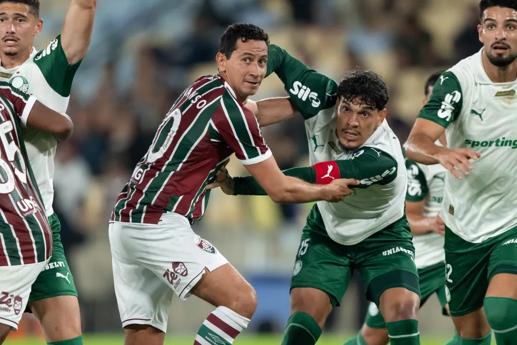 RJ – RIO DE JANEIRO – 23/07/2025 – BRASILEIRO A 2025, FLUMINENSE X PALMEIRAS – Paulo Henrique Ganso jogador do Fluminense disputa lance com Gustavo Gomez jogador do Palmeiras durante partida no estadio Maracana pelo campeonato Brasileiro A 2025. Foto: Jorge Rodrigues/AGIF