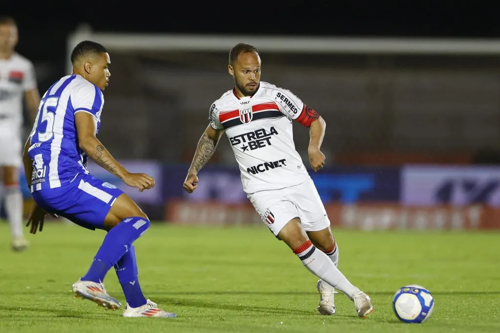 Douglas Baggio durante partida entre Botafogo-SP e Avaí na Série B de 2024. Foto: Thiago Calil/AGIF