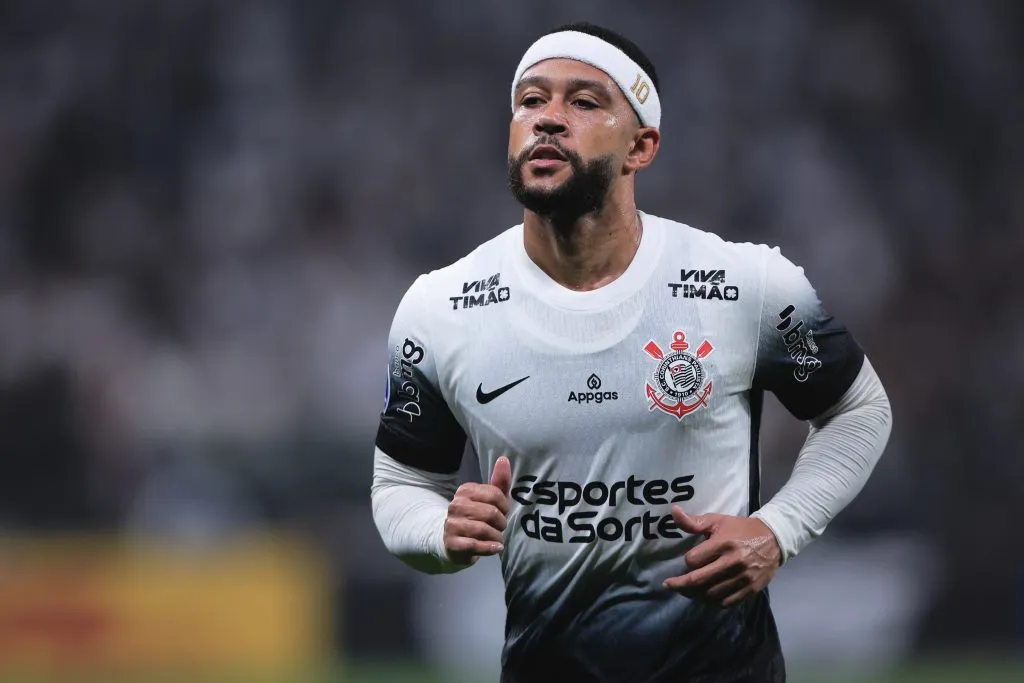 SP – SAO PAULO – 02/04/2025 – COPA SUL-AMERICANA 2025, CORINTHIANS X HURACAN – Memphis Depay jogador do Corinthians durante partida contra o Huracan no estadio Arena Corinthians pelo campeonato Copa Sul-americana 2025. Foto: Ettore Chiereguini/AGIF