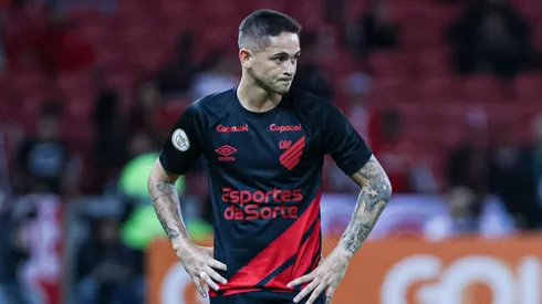 Khellven durante confronto entre Internacional e Athletico no Brasileirão de 2023.