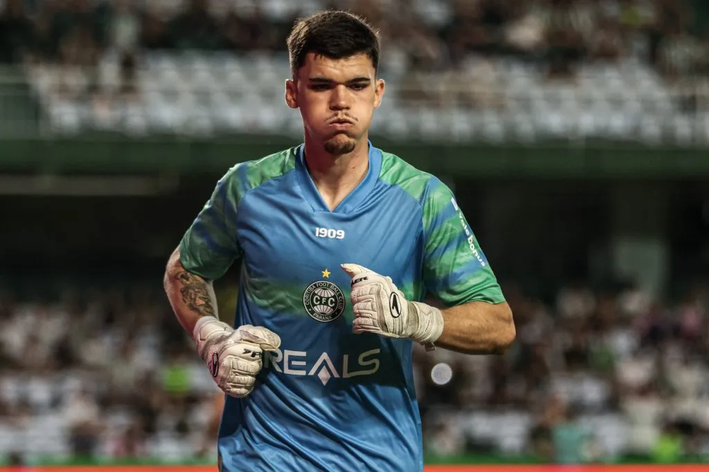 PR – CURITIBA – 28/04/2024 – BRASILEIRO B 2024, CORITIBA X BRUSQUE – Pedro Morisco goleiro do Coritiba durante partida contra o Brusque no estadio Couto Pereira pelo campeonato Brasileiro B 2024. Foto: Robson Mafra/AGIF