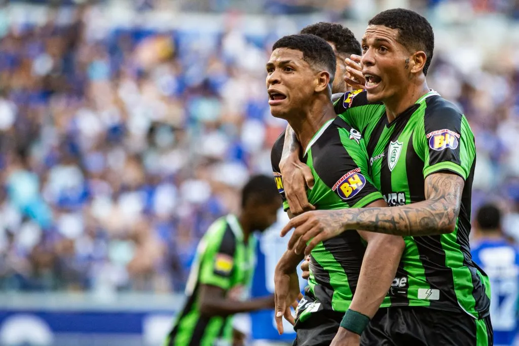 Cauan Barros comemorando gol durante partida contra o Cruzeiro no Campeonato Mineiro 2025. Foto: Fernando Moreno/AGIF