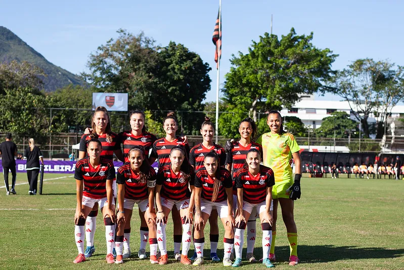 Elenco do Flamengo que disputa o Brasileirão Feminino sub-20 (Reprodução/Mariana Sá/Flamengo)