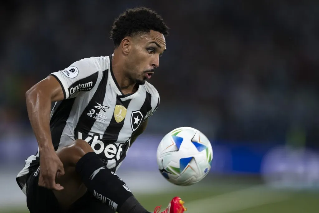 Vitinho jogador do Botafogo durante partida contra o Racing no estadio Engenhao pelo campeonato Recopa Sul-americana 2025. Foto: Jorge Rodrigues/AGIF