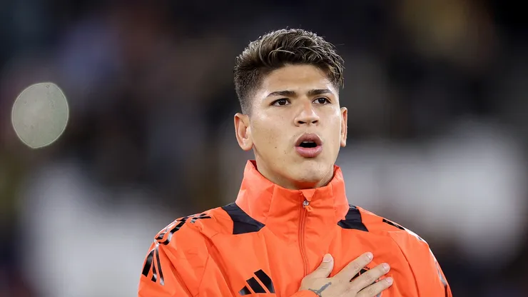 Jorge Carrascal, da Colômbia, canta o hino nacional antes do amistoso internacional entre Espanha e Colômbia no Estádio de Londres, em 22 de março de 2024, em Londres, Inglaterra. (Foto de Warren Little/Getty Images)