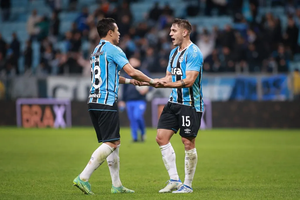 Marlon (E) recebeu o terceiro amarelo e não joga contra o Fluminense. Foto: Maxi Franzoi/AGIF