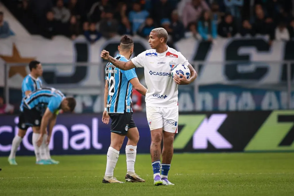 Deyverson jogador do Fortaleza comemora seu gol durante partida contra o Gremio no estadio Arena do Gremio pelo campeonato Brasileiro A 2025. Foto: Maxi Franzoi/AGIF