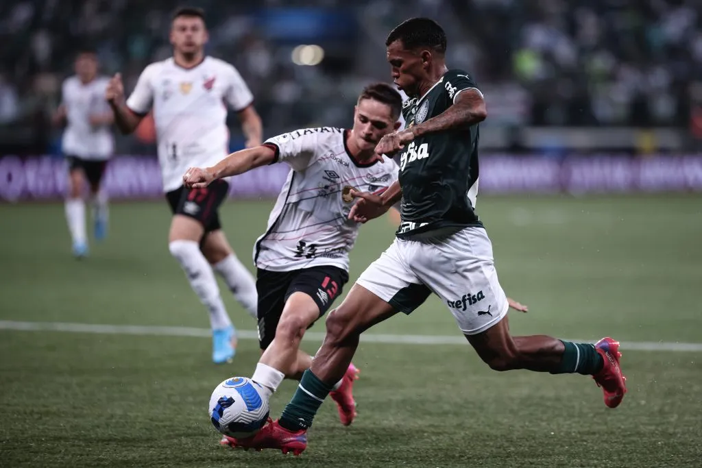 Gabriel Veron jogador do Palmeiras disputa lance com Khellven jogador do Athletico-PR durante partida no estadio Arena Allianz Parque pelo campeonato Copa Libertadores 2022. Foto: Ettore Chiereguini/AGIF