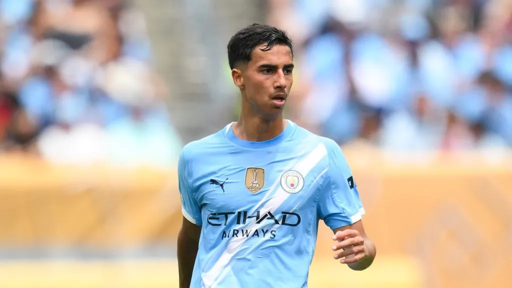 Vitor Reis em campo pelo Manchester City. (Photo by David Ramos/Getty Images)