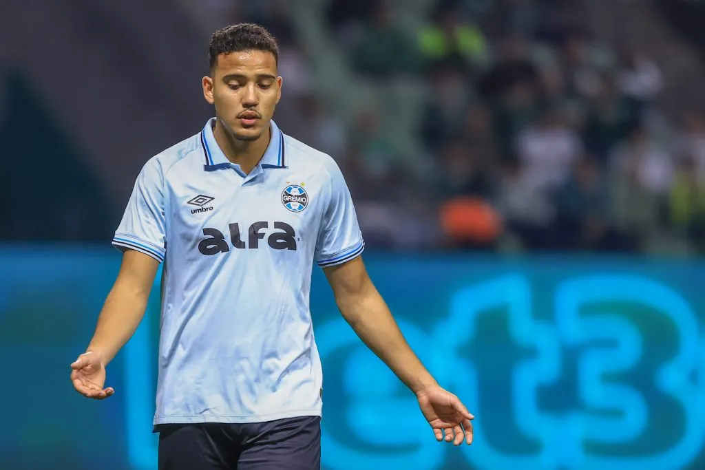 Gustavo Martins durante jogo do Grêmio. Foto: Marcello Zambrana/AGIF