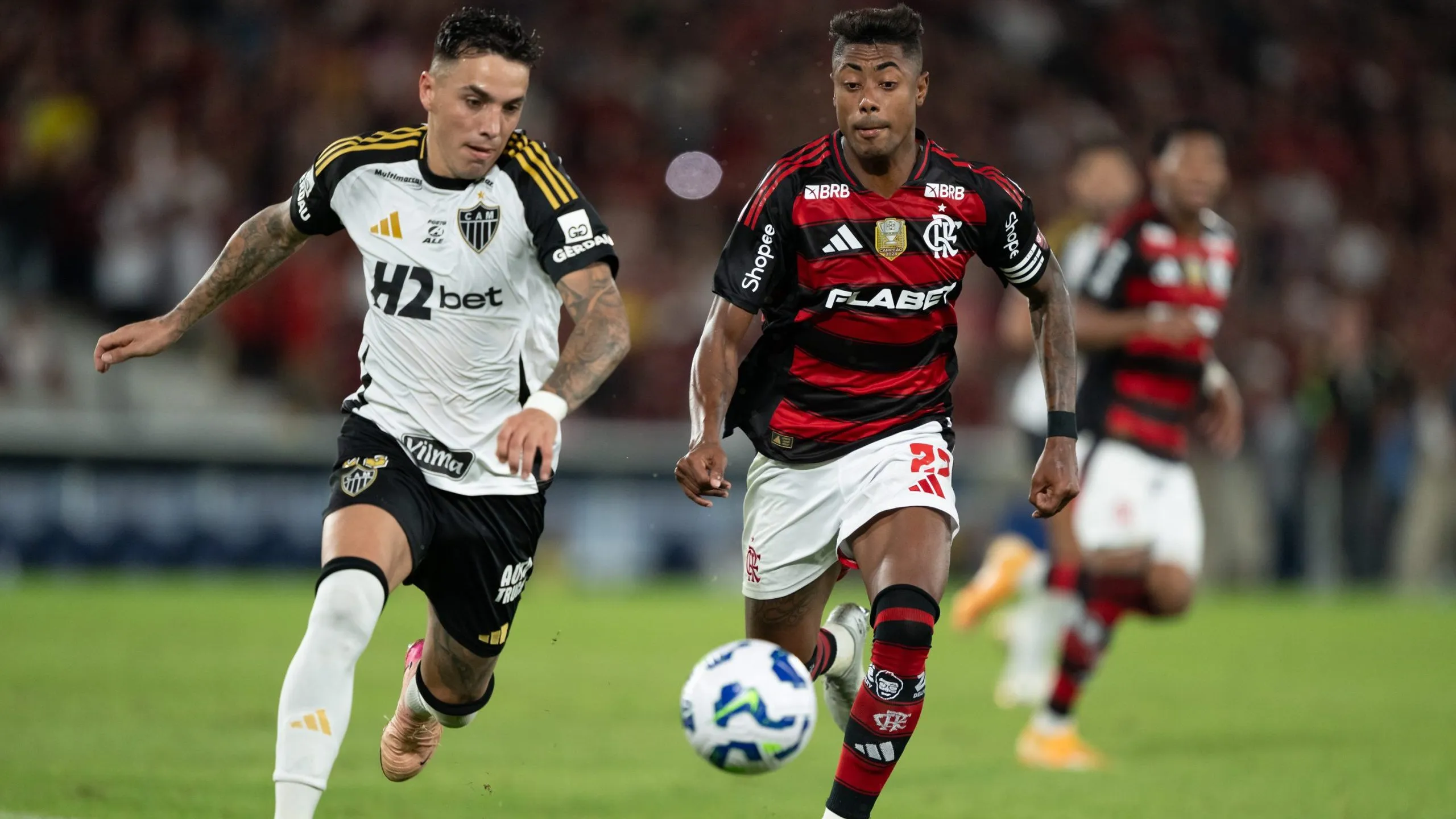Bruno Henrique jogador do Flamengo disputa lance com Saravia jogador do Atletico-MG durante partida no estadio Maracana pelo campeonato Brasileiro A 2025. Foto: Jorge Rodrigues/AGIF