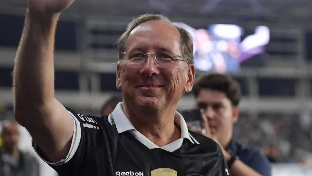 John Textor acena para torcedores do Botafogo. Foto: Thiago Ribeiro/AGIF