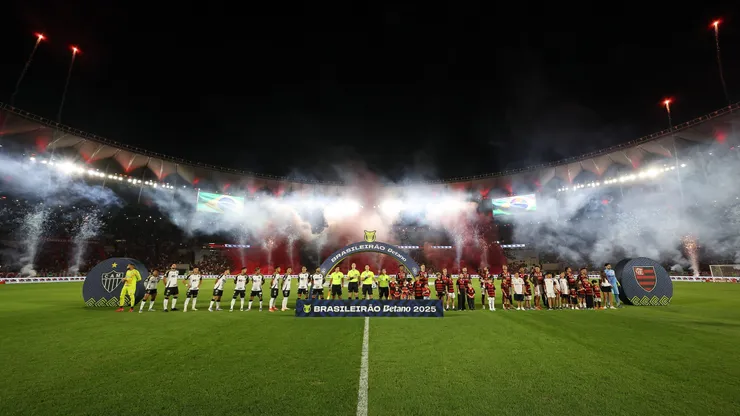 RIO DE JANEIRO, BRAZIL - JULY 27: Players line up prior to the match between Flamengo and Atletico Mineiro as part of Brasileirao 2025 at Maracana Stadium on July 27, 2025 in Rio de Janeiro, Brazil. (Photo by Wagner Meier/Getty Images)