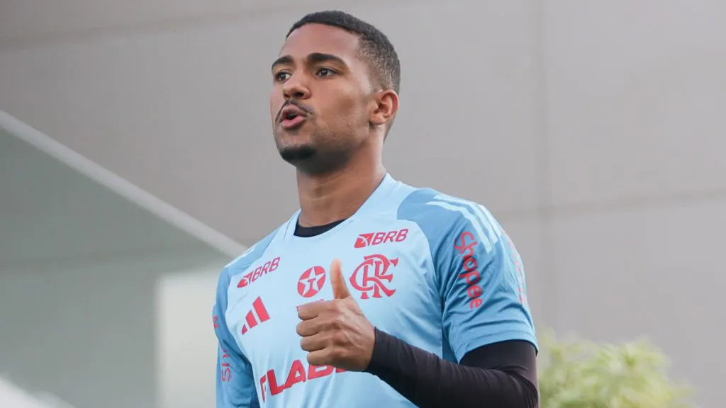 Samuel Lino durante treinamento no CT Ninho do Urubu. Foto: Gilvan de Souza/Flamengo