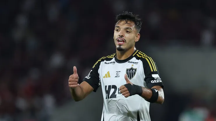 RIO DE JANEIRO, BRAZIL - JULY 27: Gabriel Menino of Atletico Mineiro give a thumbs up during the match between Flamengo and Atletico Mineiro as part of Brasileirao 2025 at Maracana Stadium on July 27, 2025 in Rio de Janeiro, Brazil. (Photo by Wagner Meier/Getty Images)