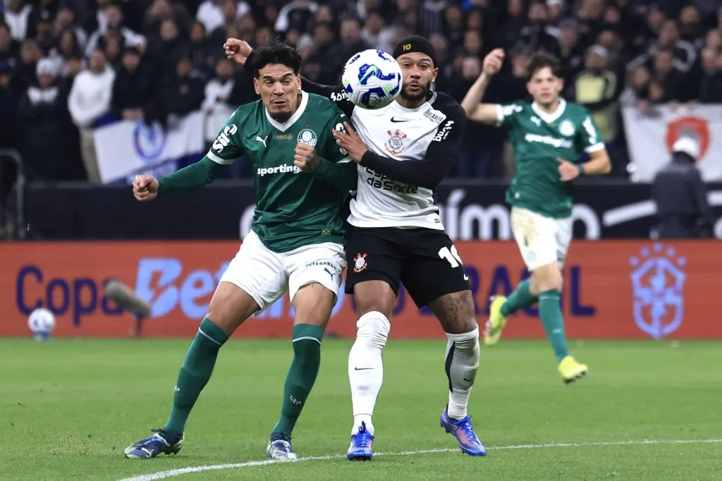 Jogador do Corinthians disputa lance com  jogador do Palmeiras durante partida no estadio Arena Corinthians pelo campeonato Copa Do Brasil 2025. Foto: Marcello Zambrana/AGIF