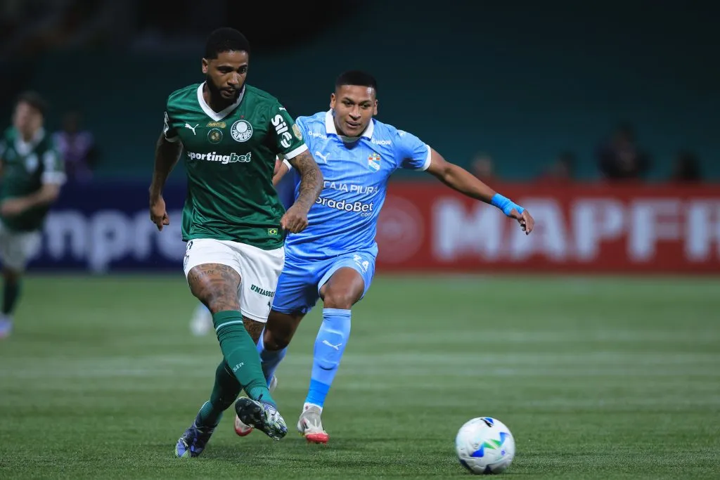 SP – SAO PAULO – 28/05/2025 – COPA LIBERTADORES 2025, PALMEIRAS X SPORTING CRISTAL – Micael jogador do Palmeiras disputa lance com Pacheco jogador do Sporting Cristal durante partida no estadio Arena Allianz Parque pelo campeonato Copa Libertadores 2025. Foto: Ettore Chiereguini/AGIF