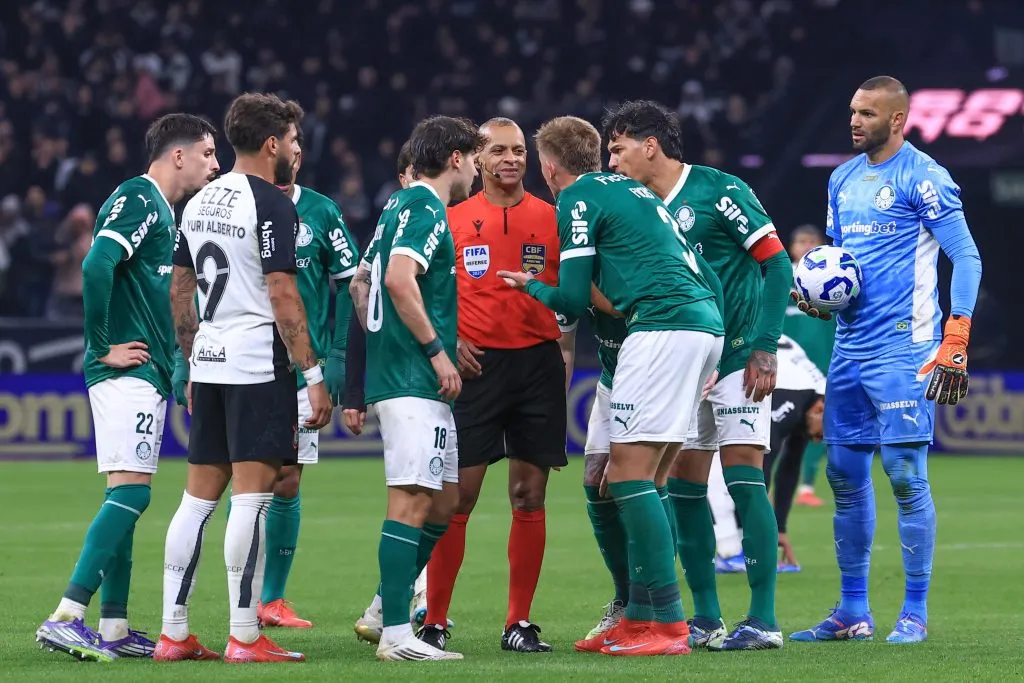 SP – SAO PAULO – 30/07/2025 – COPA DO BRASIL 2025, CORINTHIANS X PALMEIRAS – Bruno Fuchs jogador do Palmeiras reclama com a arbitragem durante partida contra o Corinthians no estAdio Arena Corinthians pelo campeonato Copa Do Brasil 2025. Foto: Marcello Zambrana/AGIF