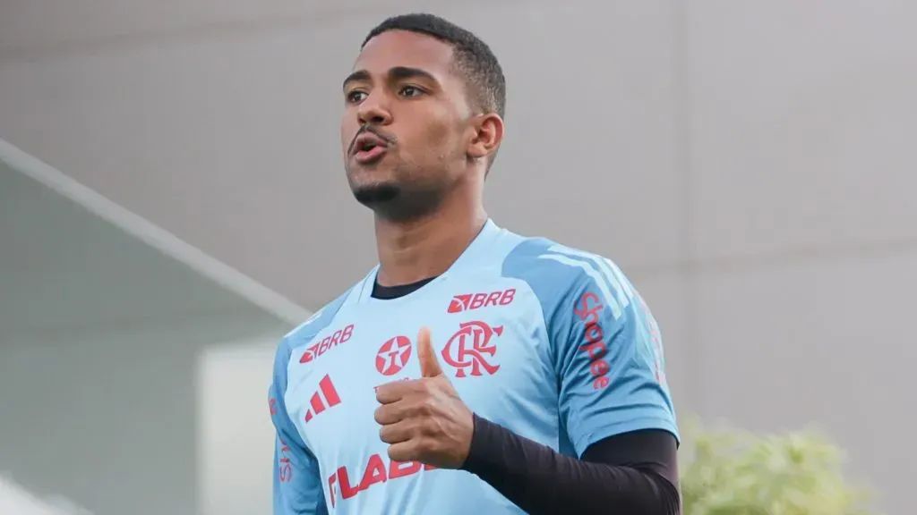 Samuel Lino durante treinamento no CT Ninho do Urubu. Foto: Gilvan de Souza/Flamengo