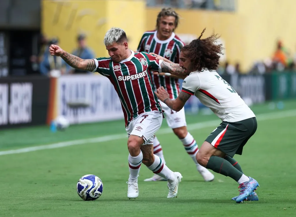 Yeferson Soteldo marcado por Cucurella em partida entre Fluminense e Chelsea. (Photo by Al Bello/Getty Images)