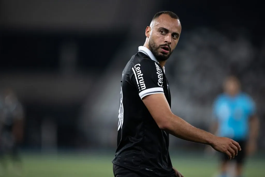 Arthur Cabral pode ganhar sombra no Botafogo. Foto: Jorge Rodrigues/AGIF
