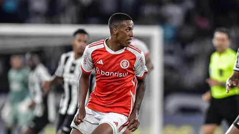 Robert Renan jogador do Internacional durante partida contra o Botafogo no estadio Engenhao pelo campeonato Brasileiro A 2024. Foto: Thiago Ribeiro/AGIF