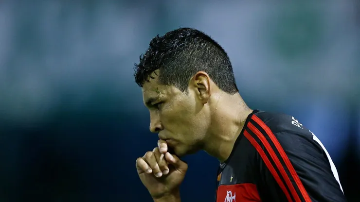 CURITIBA, BRAZIL - OCTOBER 02: Andre Santos of Flamengo celebrates a scored goal during the match between Coritiba and Flamengo for the Brazilian Serie A 2013 at Couto Pereira on October 02, 2013 in Curitiba, Brazil. (Photo by Heuler Andrey/Getty Images)
