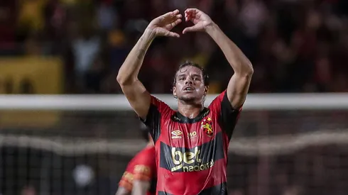 Chico jogador do Sport comemora seu gol durante partida contra o Retro no estadio Ilha do Retiro pelo campeonato Pernambucano 2025. Foto: Rafael Vieira/AGIF