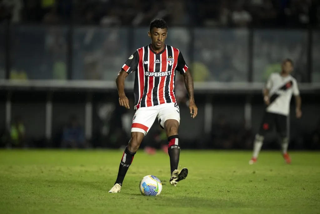 Luiz Gustavo jogador do São Paulo contra o Vasco em 2024 – Foto: Jorge Rodrigues/AGIF
