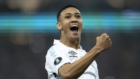Gustavo Nunes jogador do Gremio comemora seu gol durante partida contra o Fluminense no estadio Maracana pelo campeonato Copa Libertadores 2024. Foto: Jorge Rodrigues/AGIF