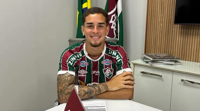 Agner assinando contrato profissional com o Fluminense – Foto: Reprodução/Fluminense