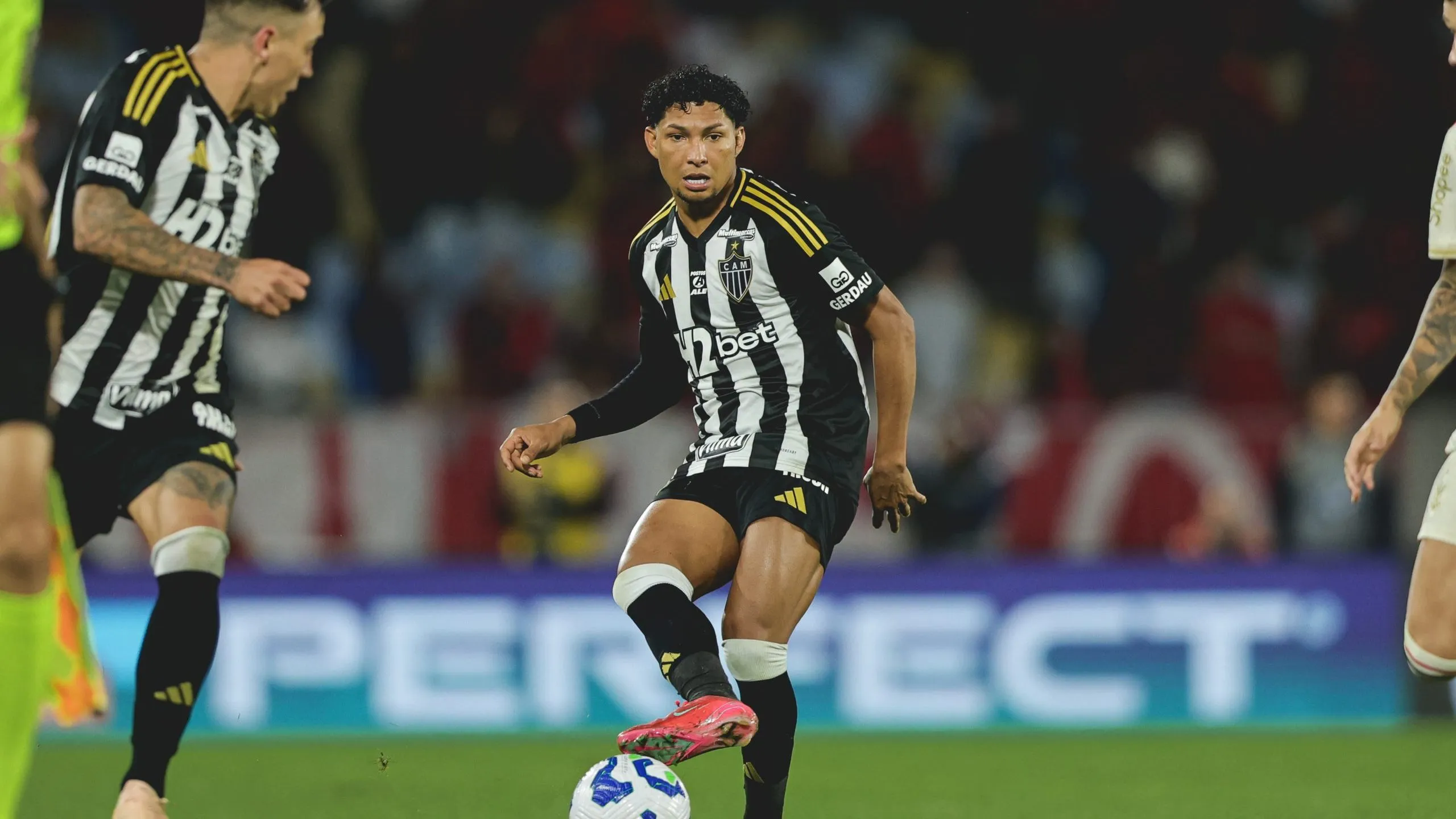 Rony, do Atlético-MG, diante do Flamengo. Foto: Pedro Souza/Atlético