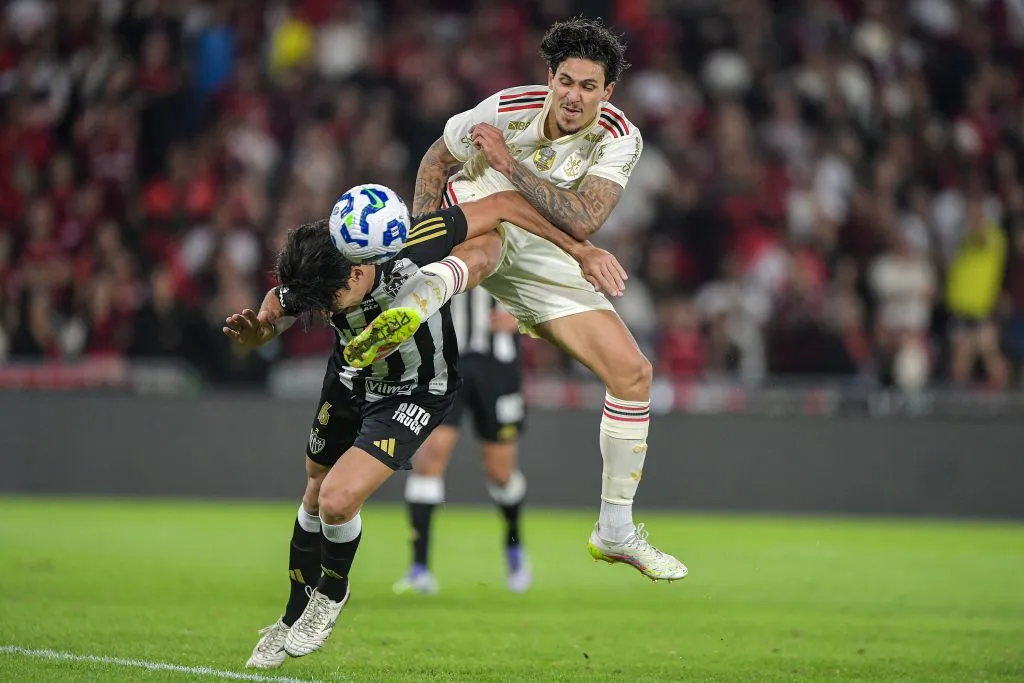 Pedro jogador do Flamengo disputa lance com Alonso jogador do Atletico-MG durante partida no estadio Maracana pelo campeonato Copa Do Brasil 2025. Foto: Thiago Ribeiro/AGIF