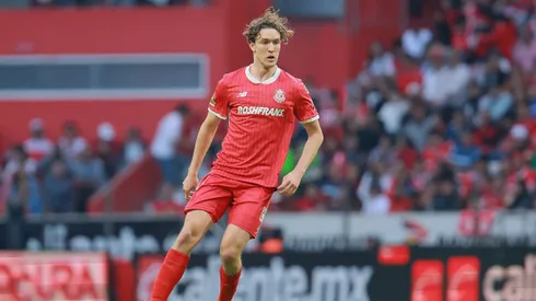 Marcel Ruiz of Toluca controls the ball during the 14th round match between Toluca and Santos Laguna as part of the Torneo Clausura 2025 Liga MX at Nemesio Diez Stadium on April 06, 2025 in Toluca, Mexico.
