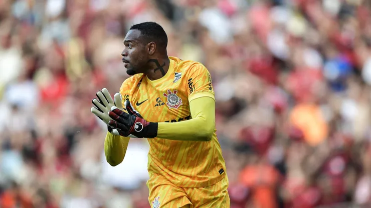 Carlos Miguel goleiro do Corinthians durante partida contra o Flamengo no estadio Maracana pelo campeonato Brasileiro A 2024.