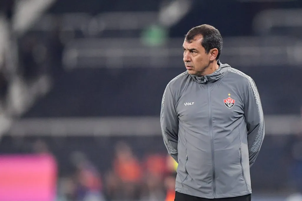 RJ – RIO DE JANEIRO – 16/07/2025 – BRASILEIRO A 2025, BOTAFOGO X VITORIA – Fabio Carille tecnico do Vitoria durante partida contra o Botafogo no estadio Engenhao pelo campeonato Brasileiro A 2025. Foto: Thiago Ribeiro/AGIF