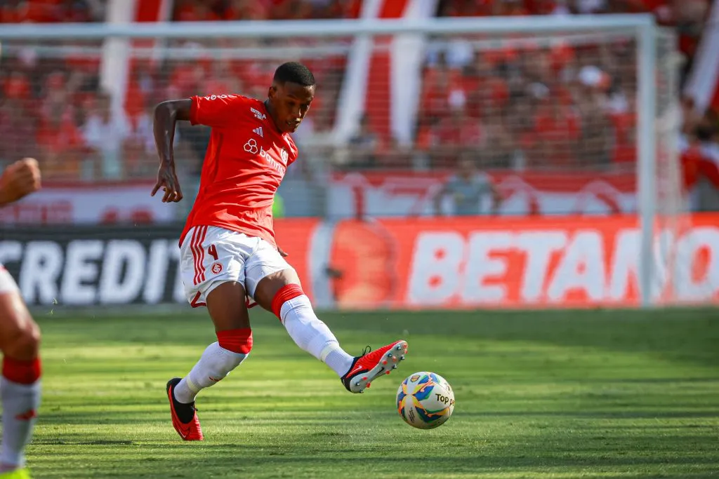 Robert Renan durante partida contra o Caxias no Campeonato Gaúcho de 2024. Foto: Maxi Franzoi/AGIF