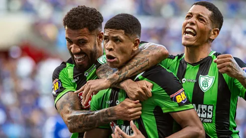 Cauan Barros jogador do America-MG comemora seu gol durante partida contra o Cruzeiro no estadio Mineirao pelo campeonato Mineiro 2025. Foto: Fernando Moreno/AGIF