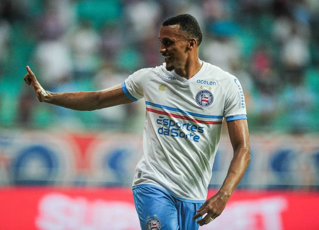 Rezende jogador do Bahia comemora seu gol com jogadores do seu time durante partida contra o Jacobina no estadio Arena Fonte Nova pelo campeonato Baiano 2024. Foto: Jhony Pinho/AGIF