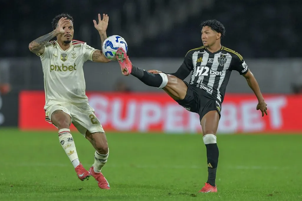 RJ – RIO DE JANEIRO – 31/07/2025 – COPA DO BRASIL 2025, FLAMENGO X ATLETICO-MG – Allan jogador do Flamengo disputa lance com Rony jogador do Atletico-MG durante partida no estadio Maracana pelo campeonato Copa Do Brasil 2025. Foto: Thiago Ribeiro/AGIF