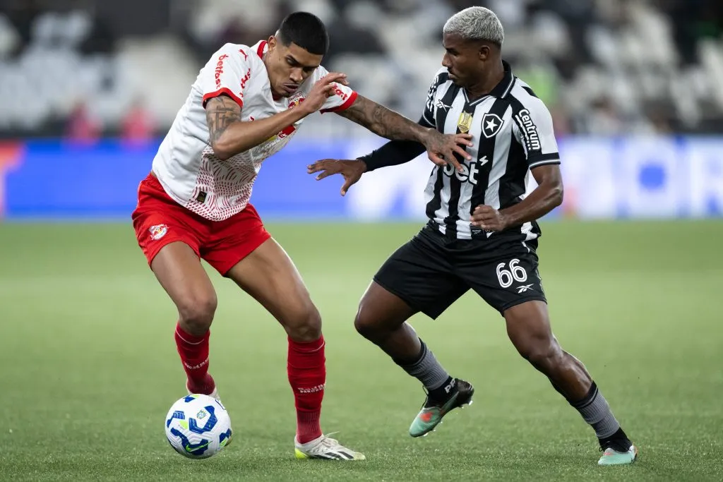 Cuiabano jogador do Botafogo disputa lance com Lucas Barbosa jogador do Bragantino durante partida no estadio Engenhão pelo campeonato Copa Do Brasil 2025. Foto: Jorge Rodrigues/AGIF