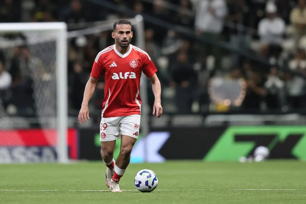 Thiago Maia em ação pelo Internacional. Foto: Gilson Lobo/AGIF