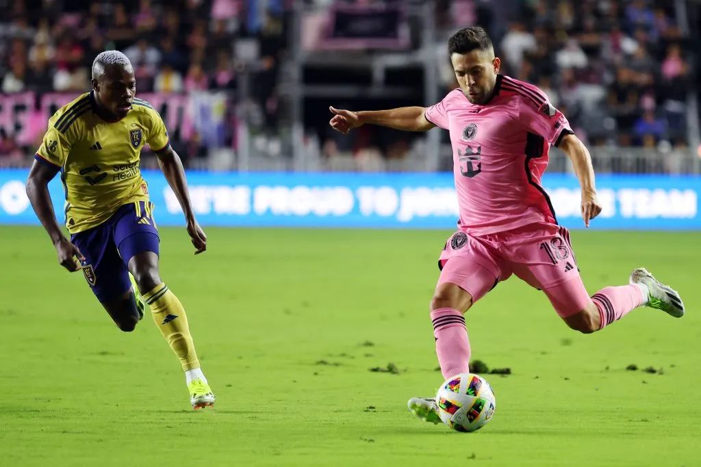 Jordi Alba marcado por Carlos Andrés Gómez em partida da MLS. (Photo by Megan Briggs/Getty Images)
