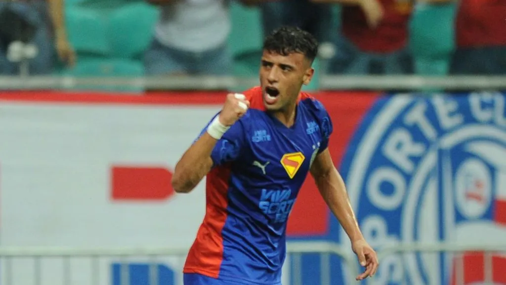 Lucho fala sobre troca de posição (Imagem: Jhony Pinho/AGIF)