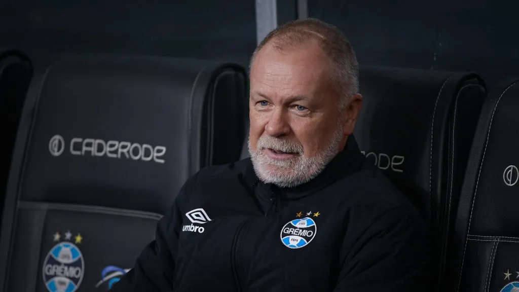 Mano Menezes durante jogo do Grêmio. Foto: Maxi Franzoi/AGIF