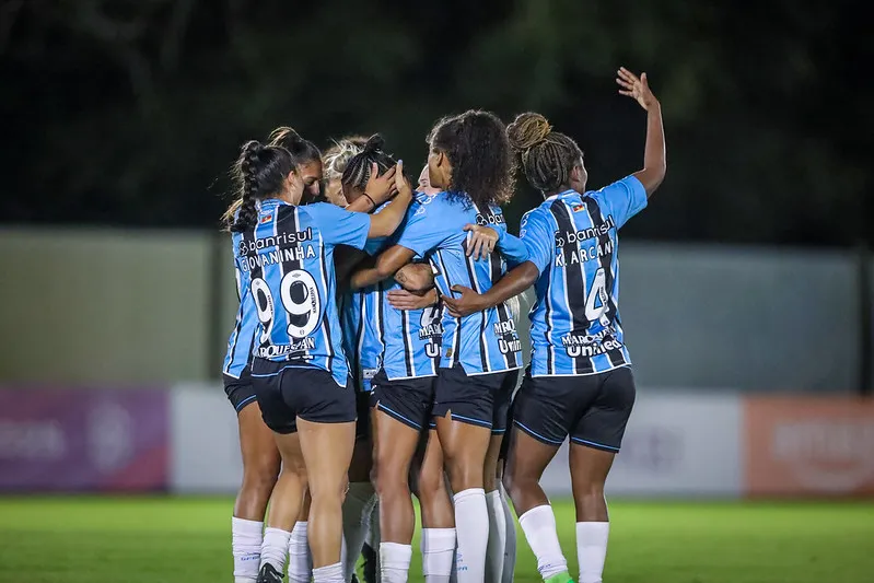 Jogadoras do Grêmio comemoram gol (Reprodução/Caroline Motta/Grêmio)